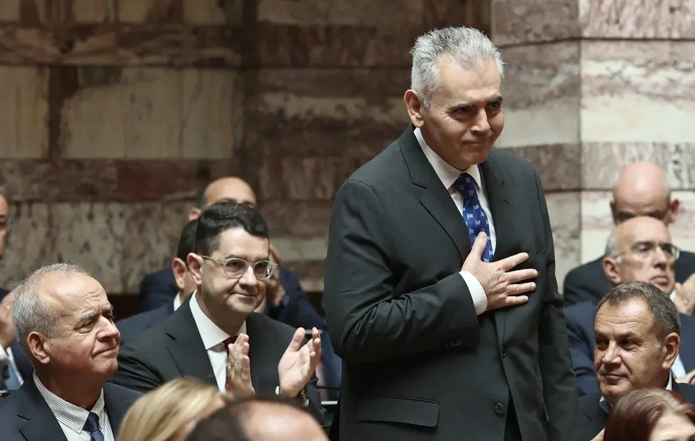 Με γραβάτα έκπληξη... ο Μάξιμος νέος Γραμματέας της Κ.Ο. ΝΔ 