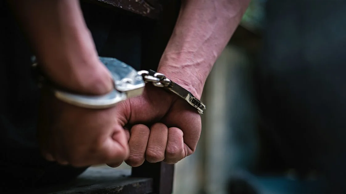 Λάρισα: Σύλληψη 18χρονου για κλοπή μηχανής και διάρρηξη καταστήματος