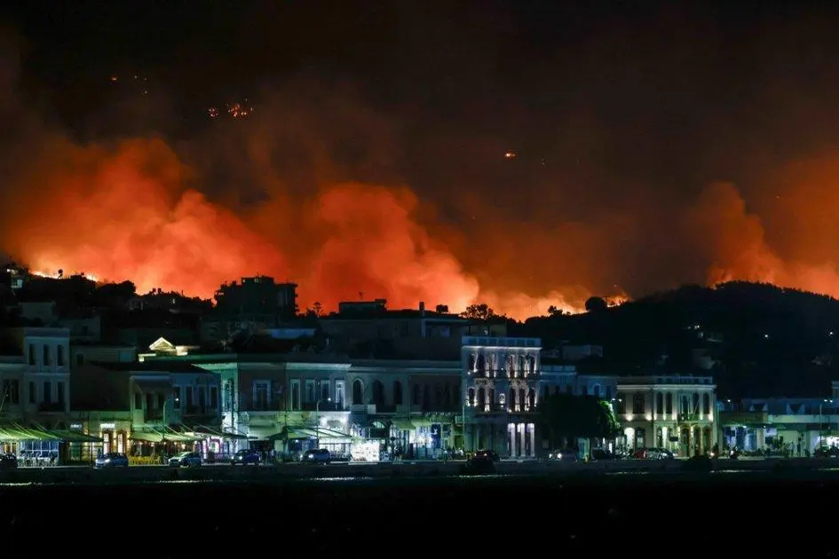 Μεγάλη αναζωπύρωση στο βουνό Προβατά της Χίου