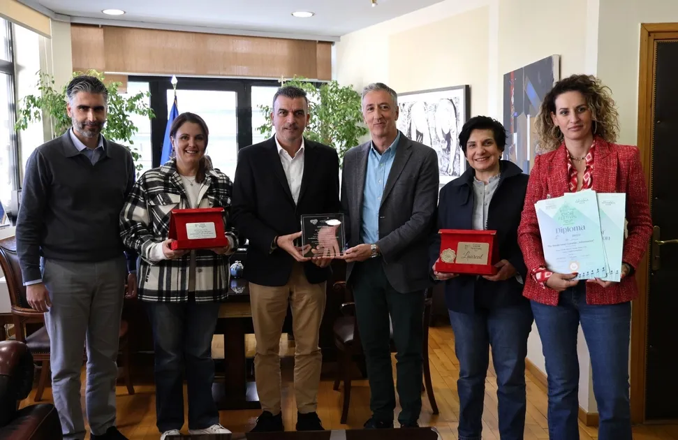 Τιμήθηκε στο Δημαρχείο Λάρισας η πολυβραβευμένη χορωδία InDONNAtión
