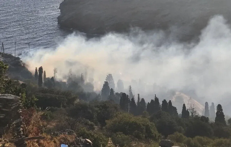 Φωτιά τώρα στην Άνδρο: Δύο ελικόπτερα πραγματοποιούν ρίψεις