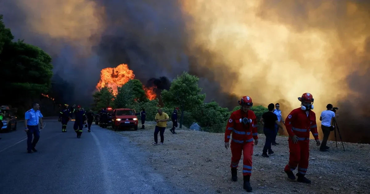 Γιατί η φωτιά στο Πόρτο Γερμενό «τρέχει» ανεξέλεγκτη σε τόσες κατευθύνσεις
