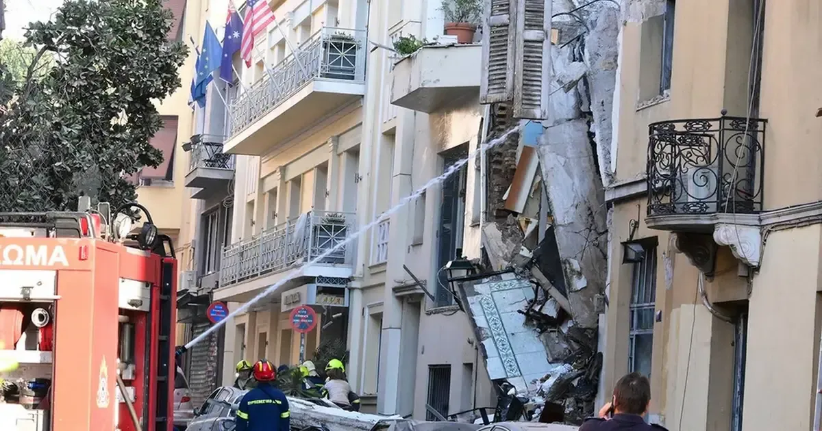 Έκρηξη στην Πλάκα – Κατέρρευσε παλιό κτίριο στην Λυσικράτους