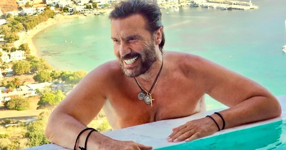Στράτος Τζώρτζογλου: Στην Αμοργό για τις καλοκαιρινές του διακοπές