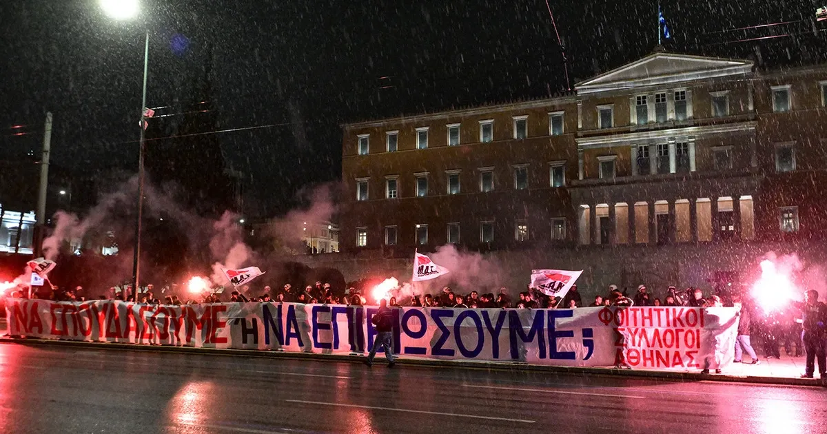 Φοιτητές κατασκηνώνουν στο Σύνταγμα – Ένταση πριν ανοίξουν το γιγαντοπανό στη Βουλή