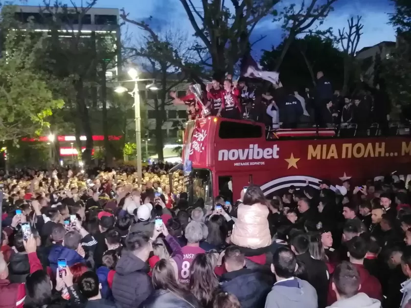 Βυσσινί και... μεθυσμένη πολιτεία (VIDEOS &amp; ΦΩΤΟ)