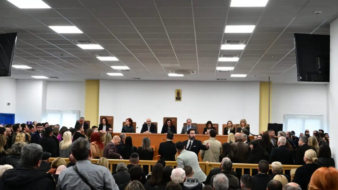 Δίκη Τεμπών: Προβλήματα στην αίθουσα, έλλειψη οργάνωσης και απειλές αποχής από δικηγόρους