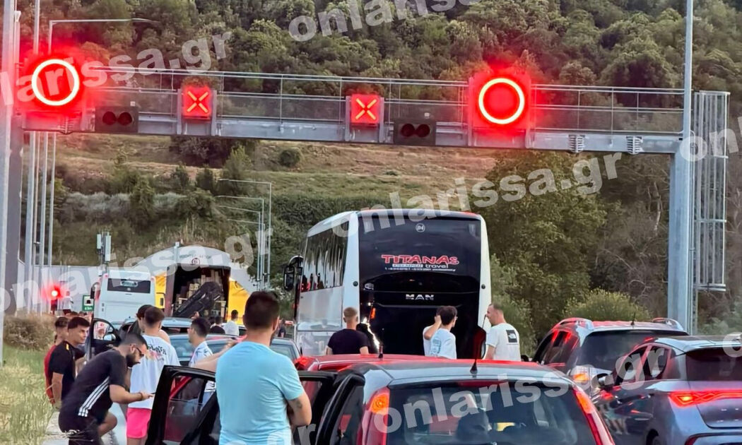 Ακινητοποιημένο αυτοκίνητο στις σήραγγες των Τεμπών έβγαζε καπνούς