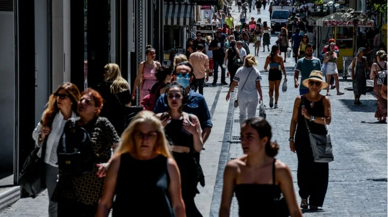 Αγίου Πνεύματος: Πώς λειτουργούν σήμερα σούπερ μάρκετ και καταστήματα - Για ποιους είναι αργία